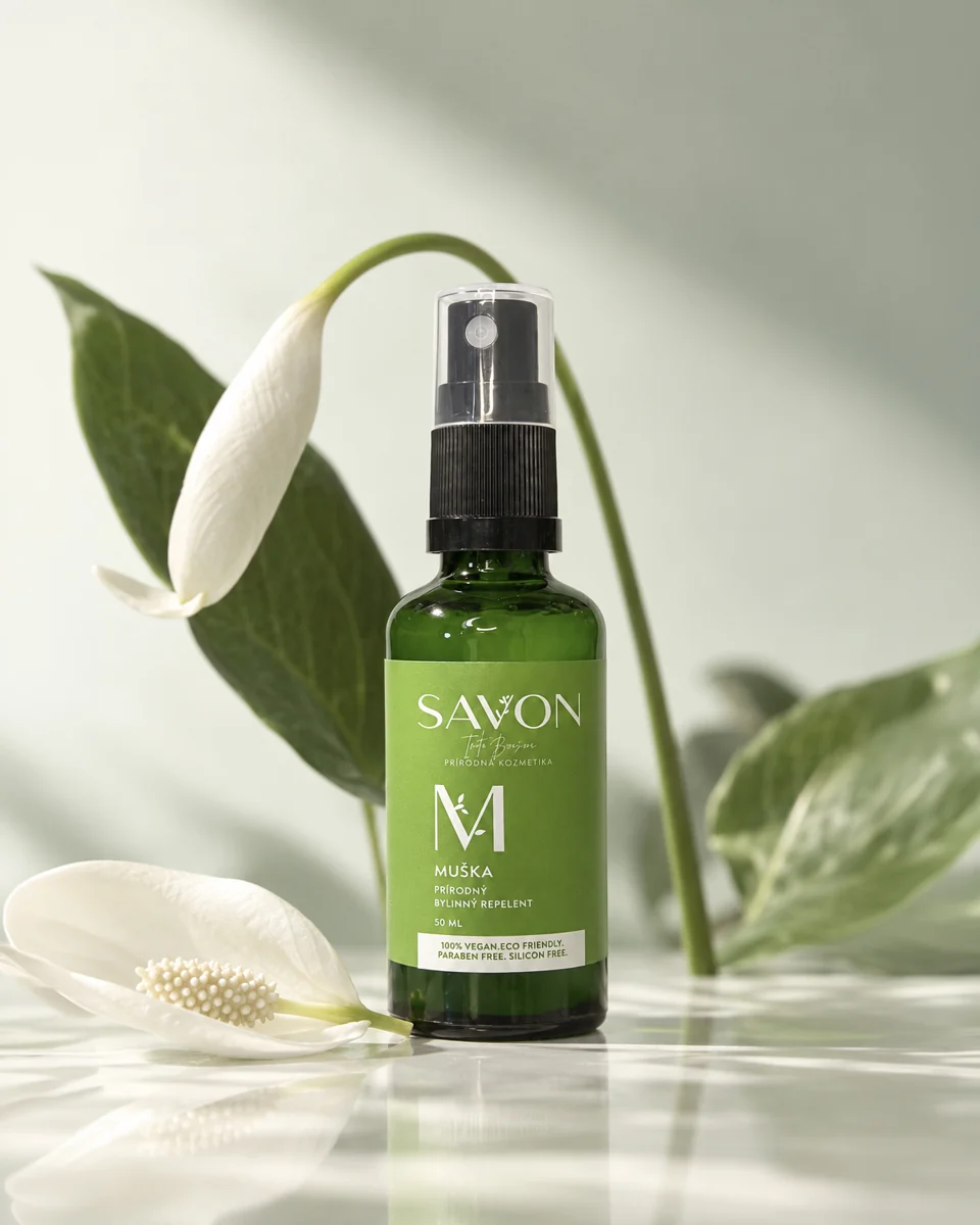 Zelený produkt Savon pri bielych kvetoch a vodnej hladine
